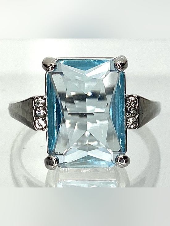 Jewelry - Sterling Silver Blue Square Gemstone Ring w light box
